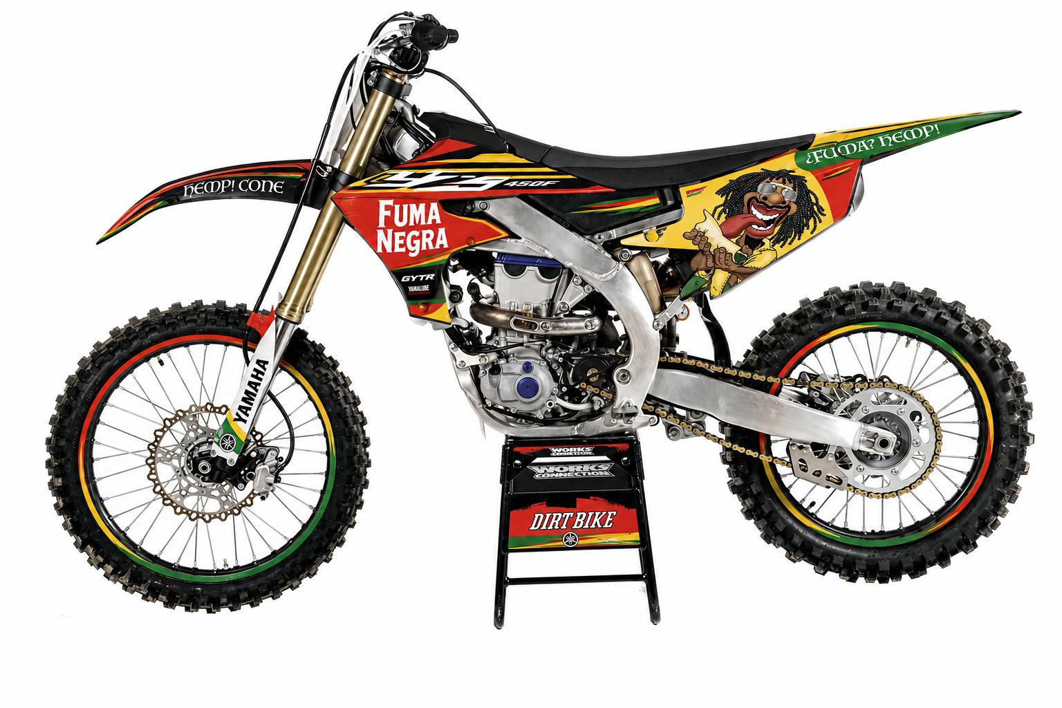 Yamaha con diseño personalizado de Fuma Negra, rojo, amarillo y verde